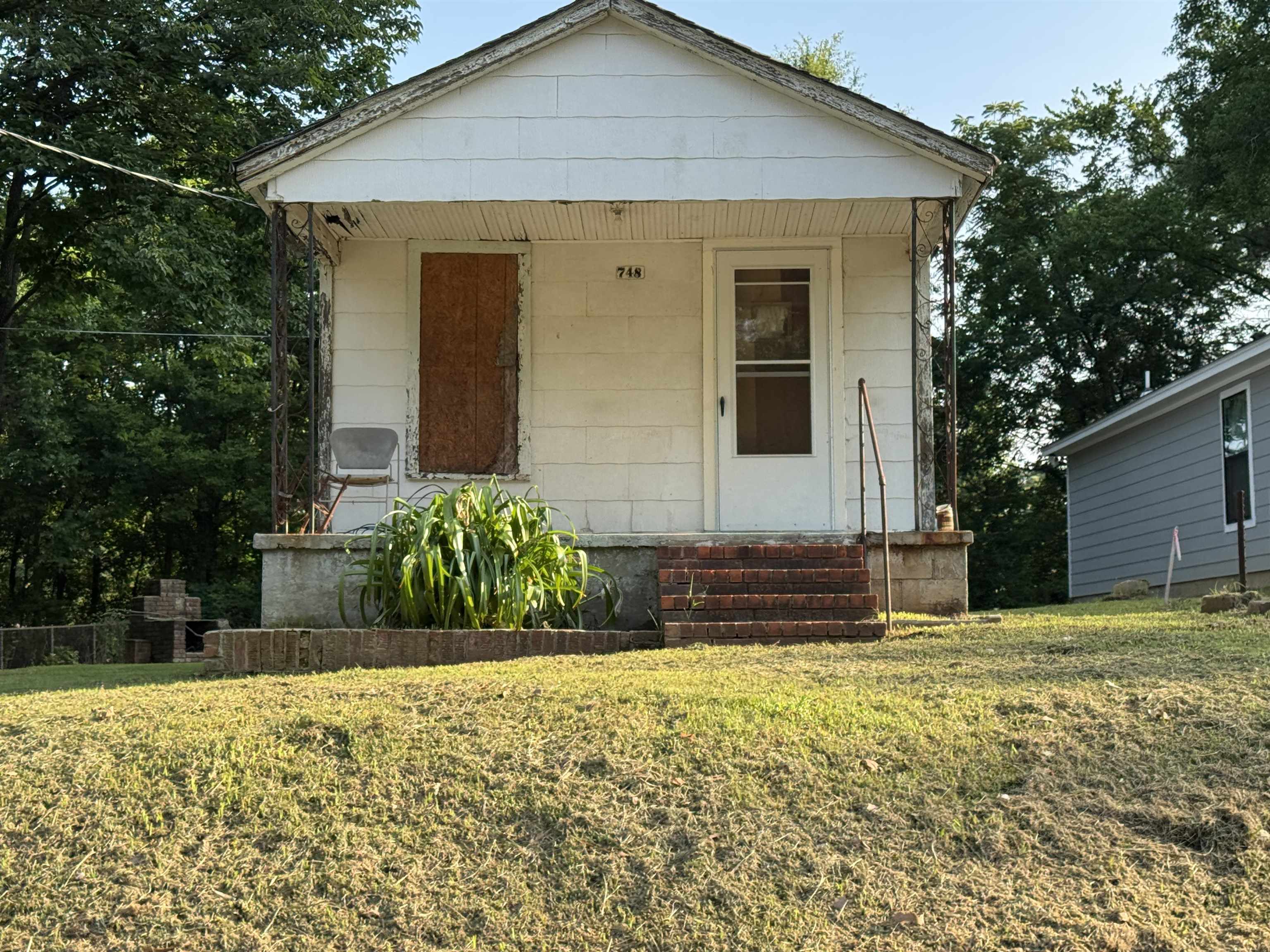 748 King Road Memphis, TN 38109 - Photo 3 of 4 Single-story structure with a covered porch and brick stairs