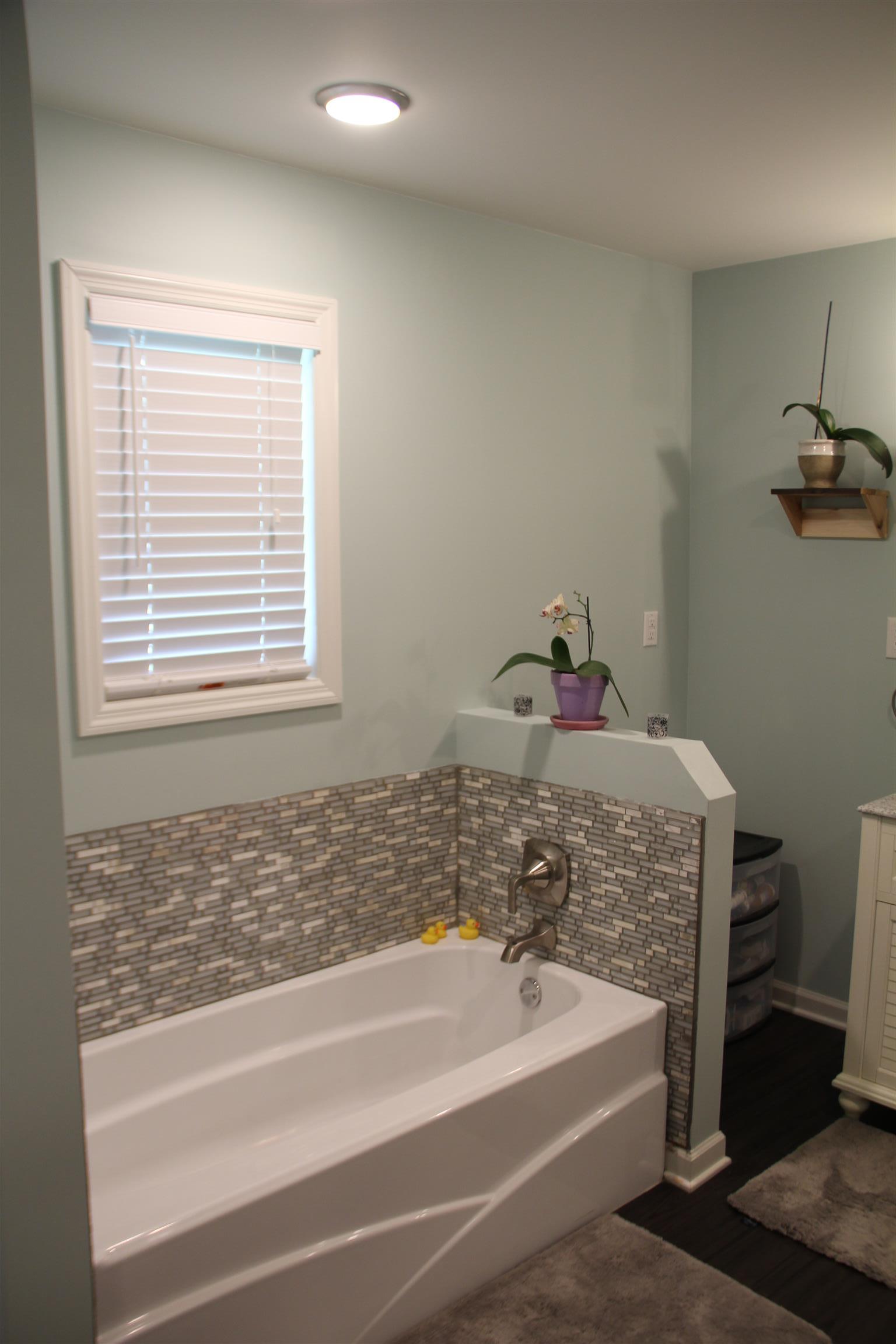 159 Myers Road Winchester, TN 37398 - Photo 11 of 26 Bath Tub in Master Bathroom
