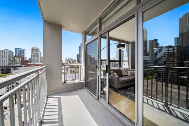 600 North Dearborn Street, Unit 1102 Chicago, IL 60654 - Photo 20 of 26 a balcony with view of city view