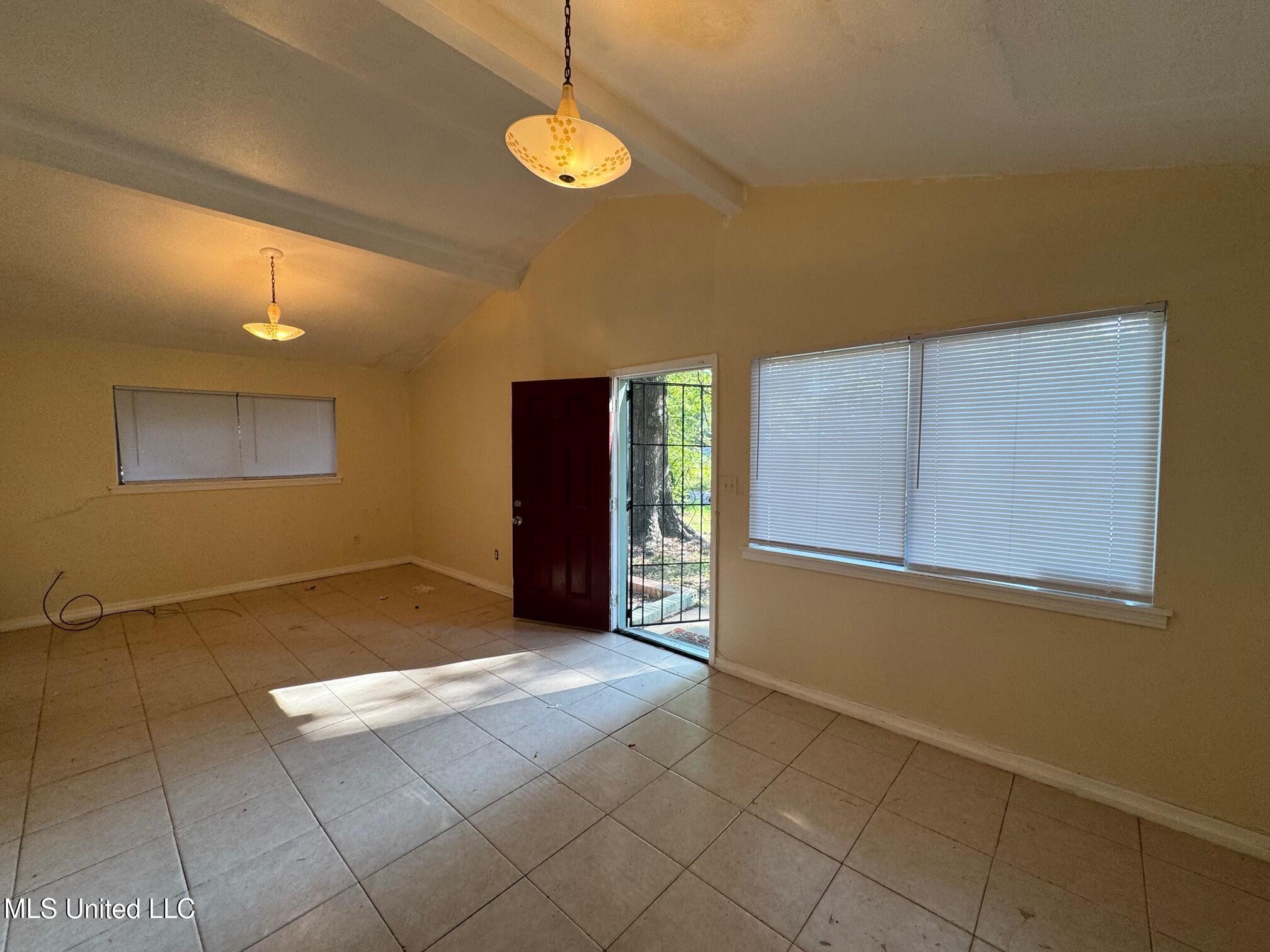 237 Queen Anne Lane Jackson, MS 39209 - Photo 2 of 16 IMG_5567