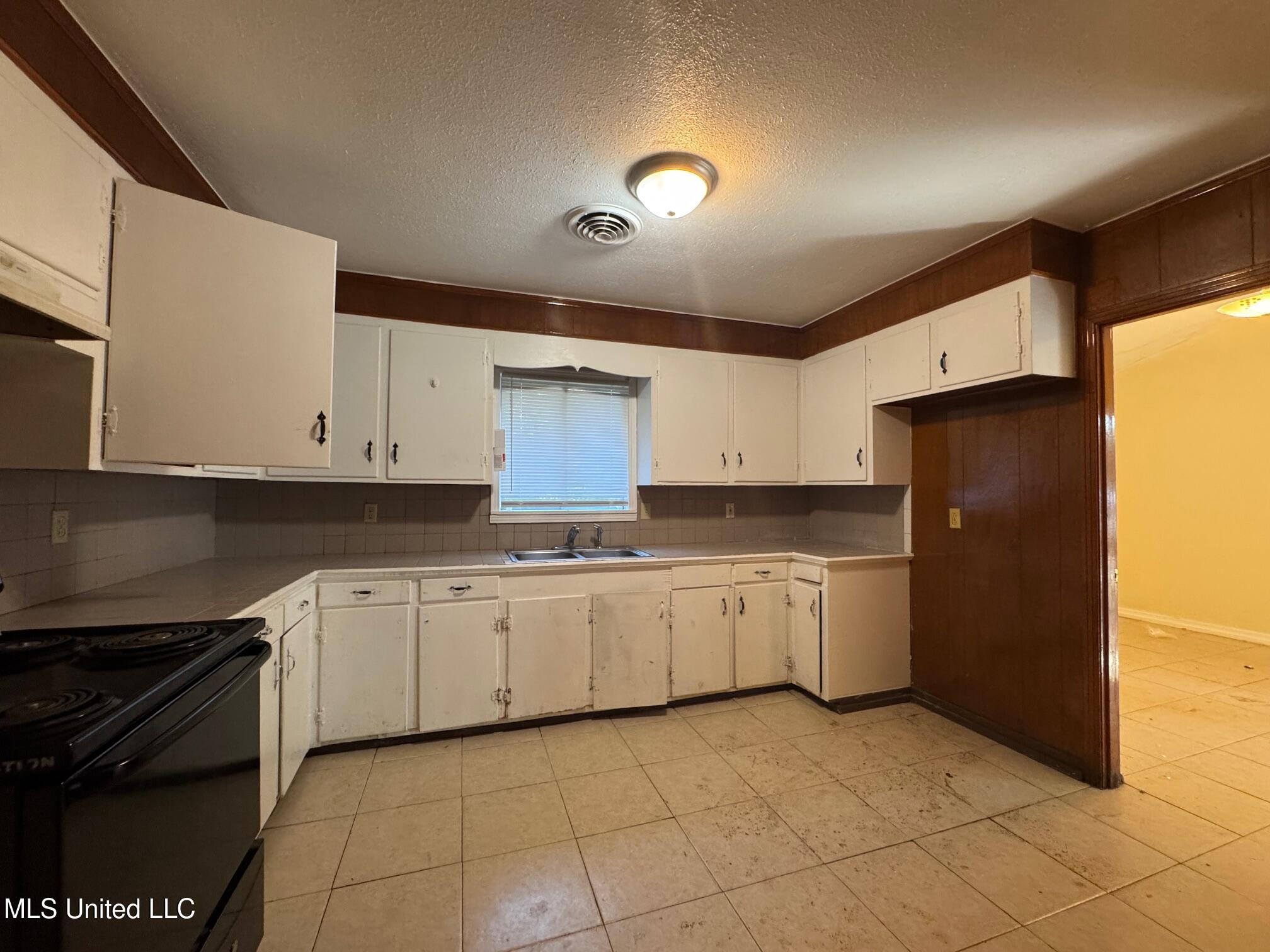 237 Queen Anne Lane Jackson, MS 39209 - Photo 7 of 16 IMG_5572