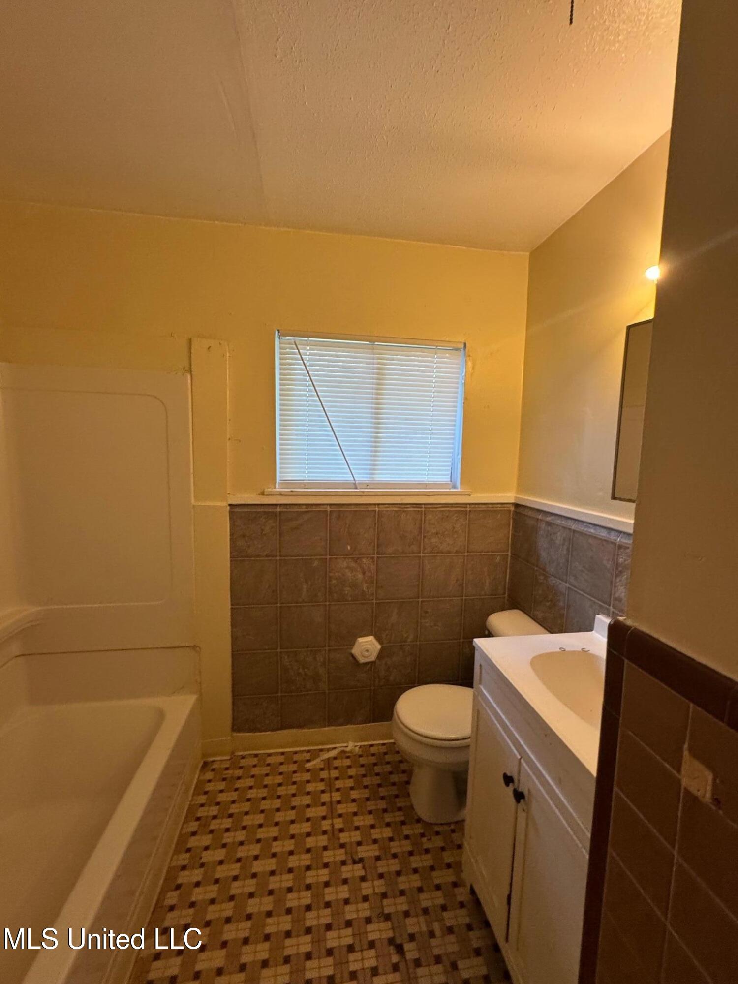 237 Queen Anne Lane Jackson, MS 39209 - Photo 10 of 16 IMG_5575