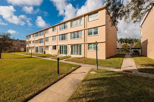 $219,900 | 5095 Bay Street Northeast, Unit 102, St. Petersburg, FL 33703