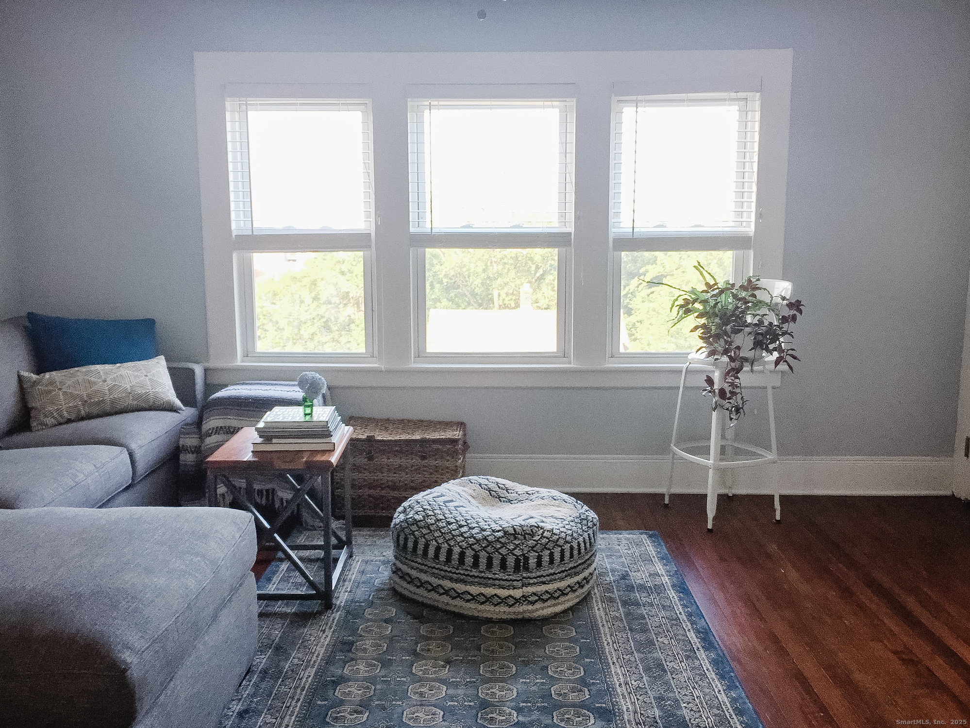 46 Riverside Drive Fairfield, CT 06824 - Photo 4 of 20 a living room with furniture and a large window