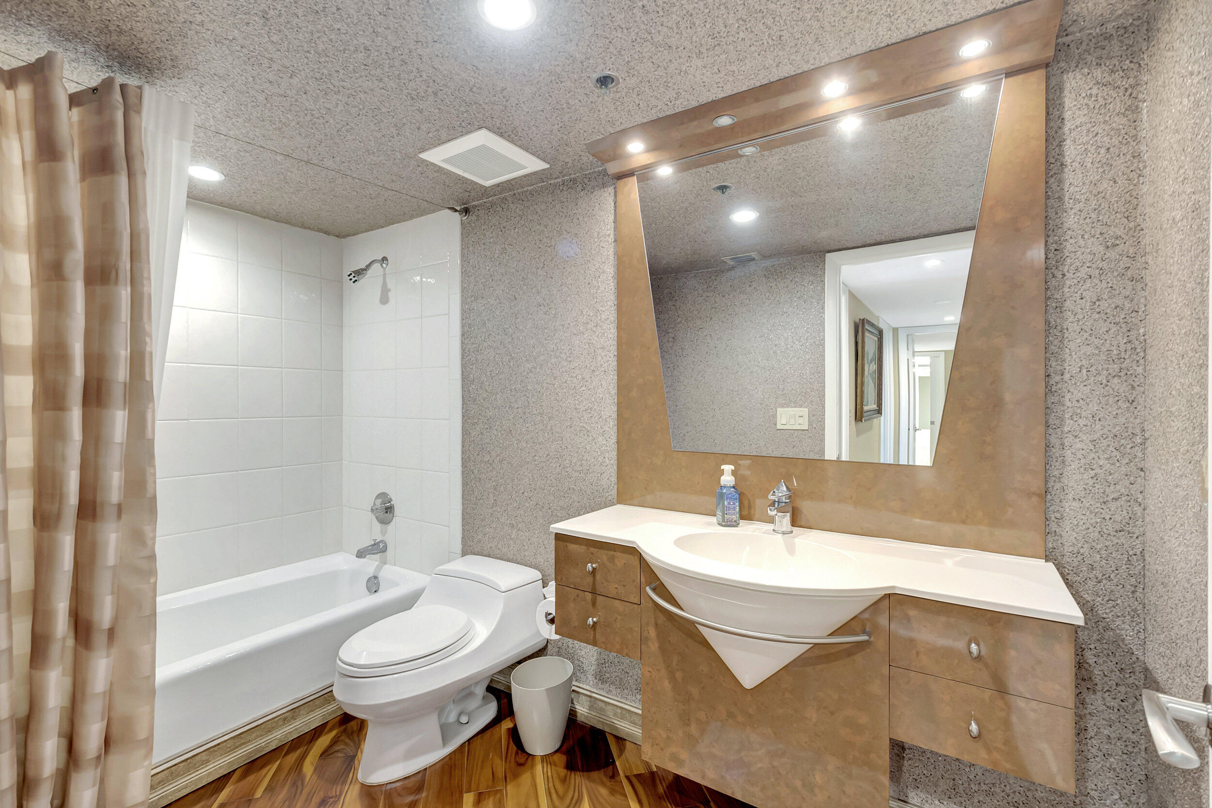 901 East Camino Real, Unit 5C Boca Raton, FL 33432 - Photo 28 of 68 GUEST BATH