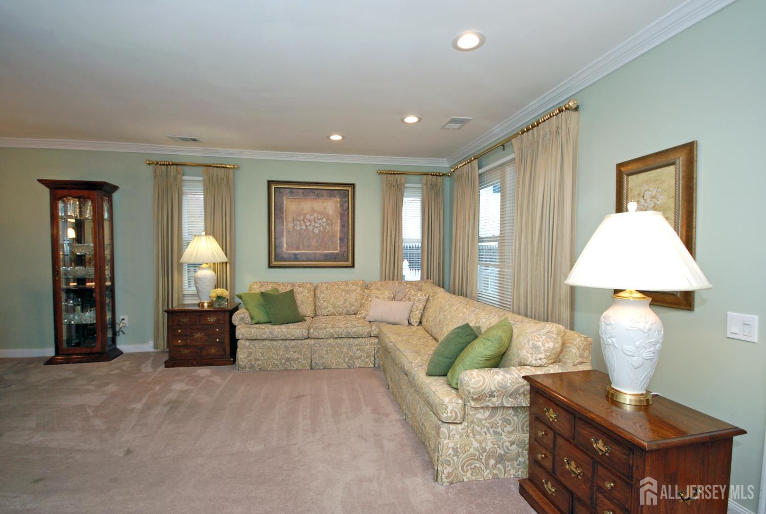 26 Sunshine Lane Edison, NJ 08820 - Photo 6 of 33 a living room with furniture