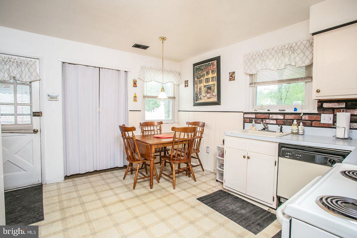 3119 Taft Road Norristown, PA 19403 - Photo 17 of 38 Eat-In Kitchen w/door to side patio & garage