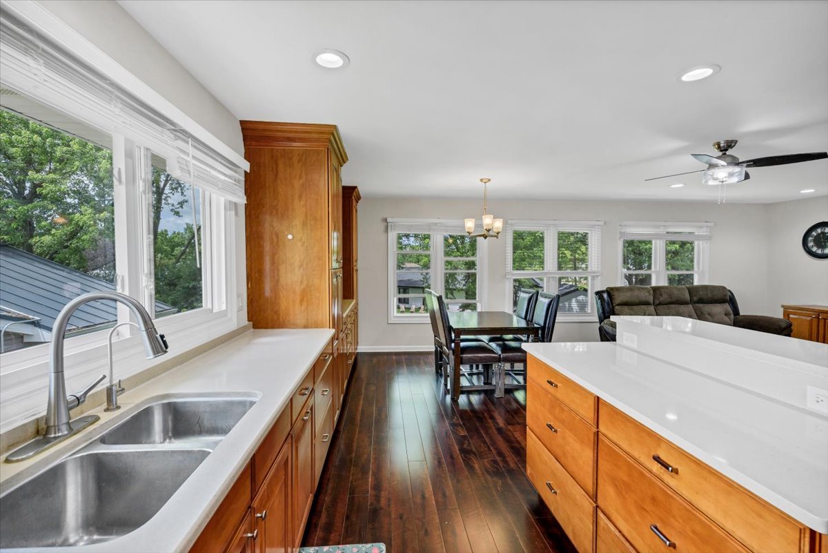 1820 Claremont Road Hoffman Estates, IL 60169 - Photo 7 of 33