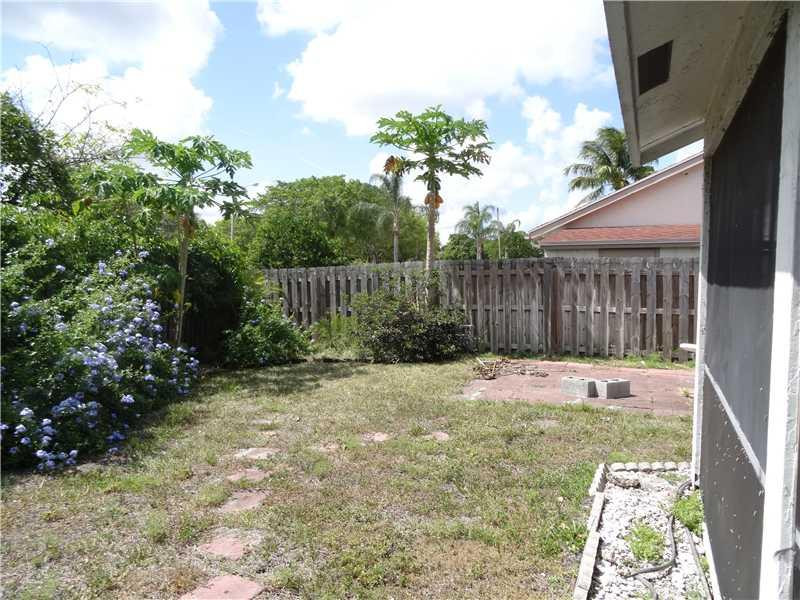 21613 Yellowstone Park Drive Boca Raton, FL 33428 - Photo 23 of 35 Yard/Garden