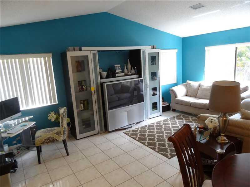 21613 Yellowstone Park Drive Boca Raton, FL 33428 - Photo 10 of 35 Living Room