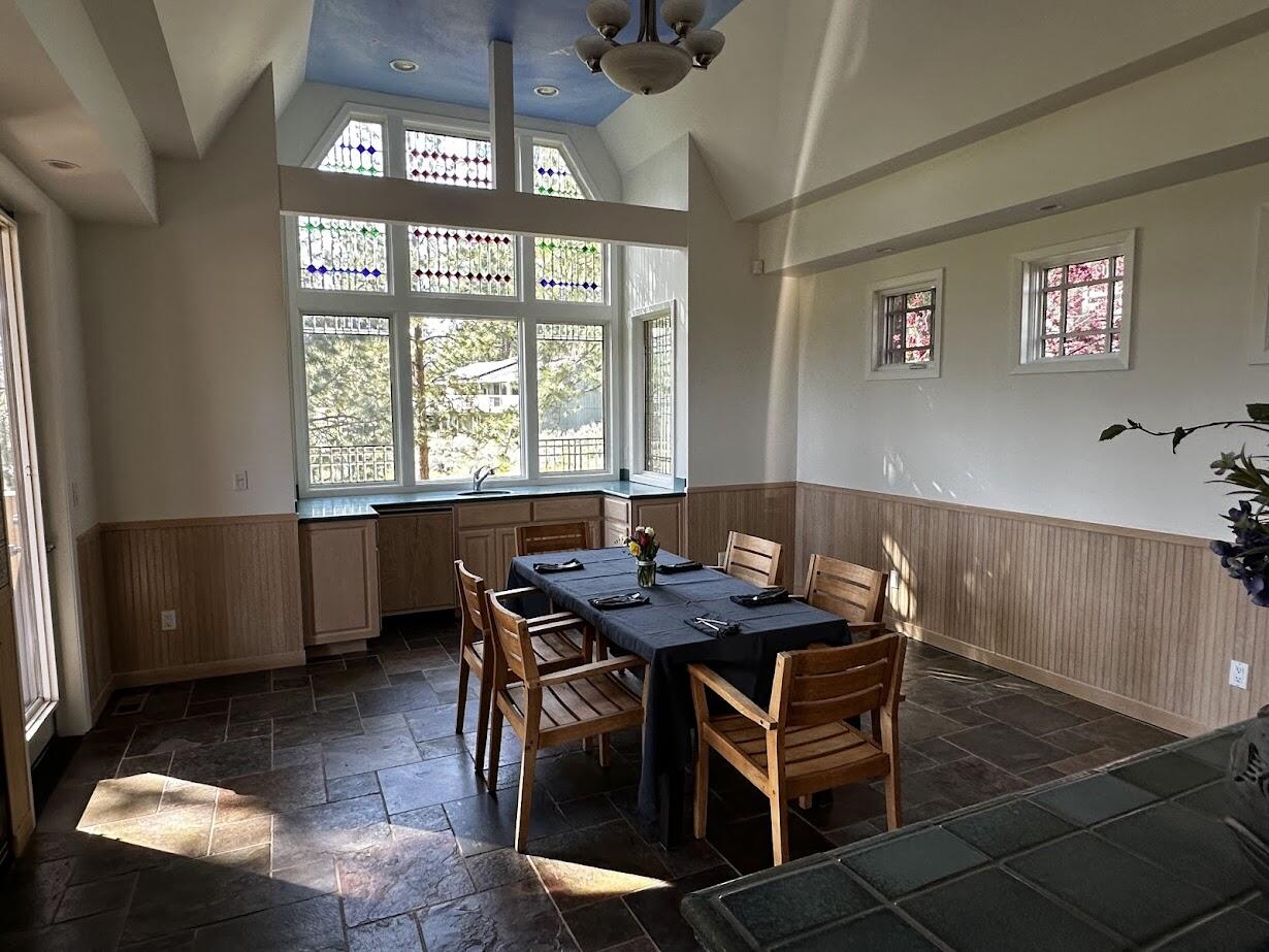 69877 Meadow View Road Sisters, OR 97759 - Photo 6 of 12 Dining Room welcomes family and friends.