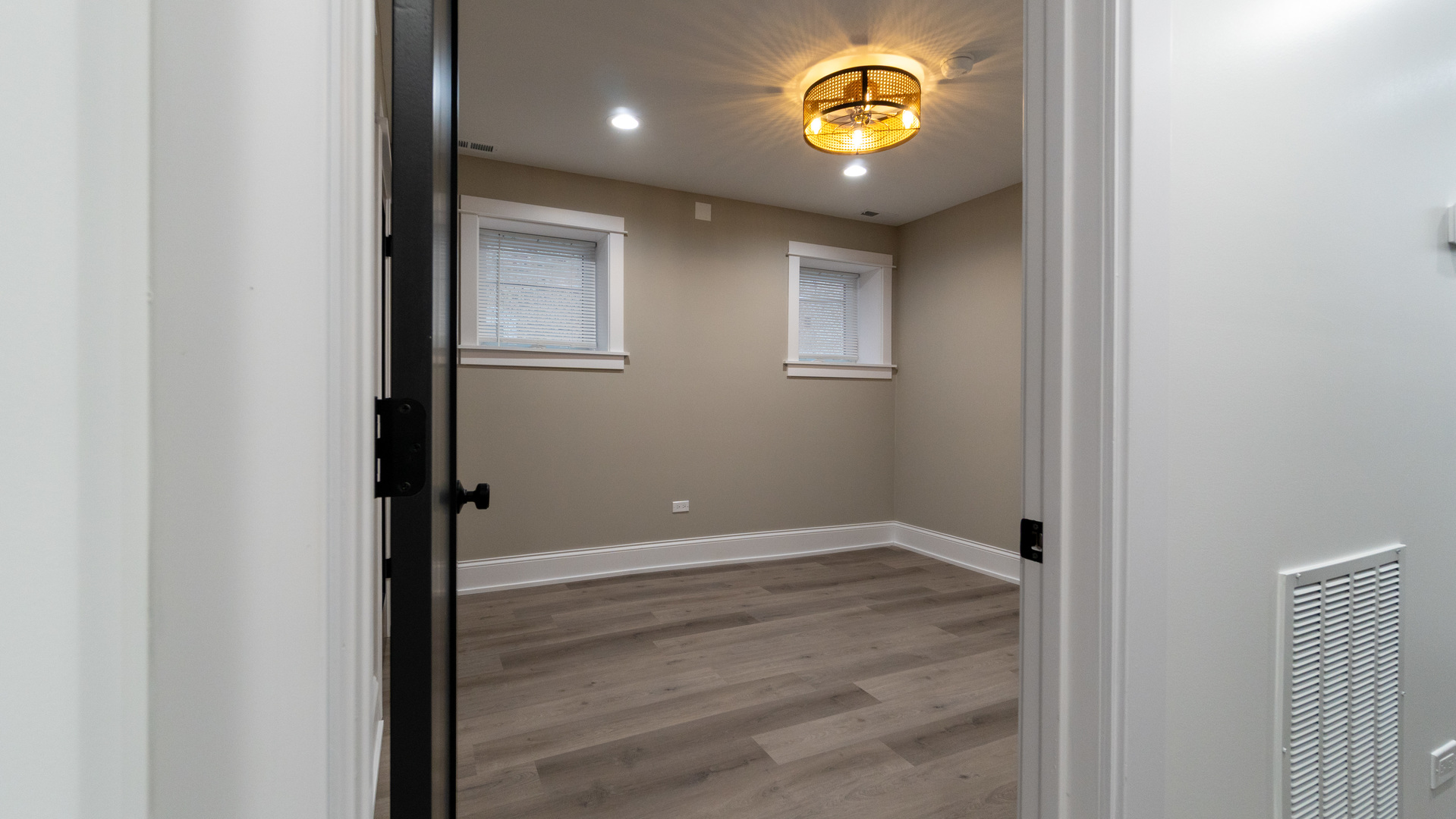 4745 North Beacon Street, Unit GS Chicago, IL 60640 - Photo 24 of 43 a view of an entryway of a house