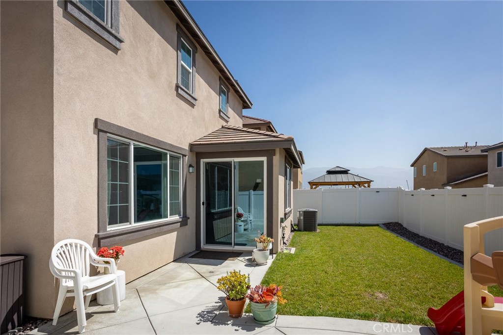 2467 Gunner Ridge Way Rialto, CA 92377 - Photo 20 of 38