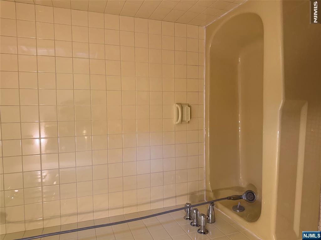 76 Cider Mill Road Hawthorne, NJ 07506 - Photo 13 of 38