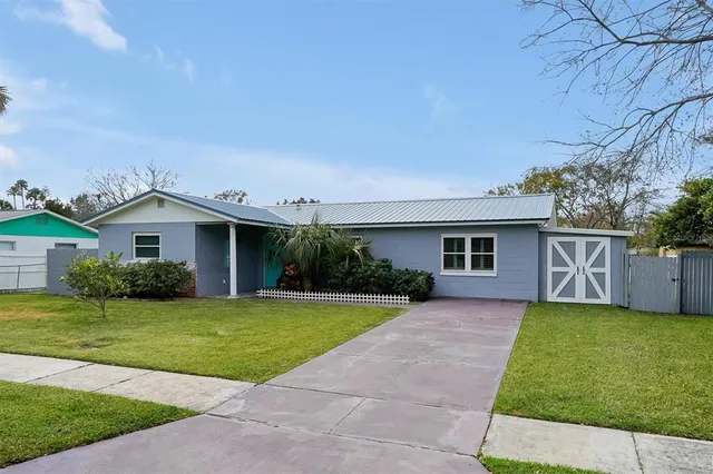 a view of a yard in front of a house
