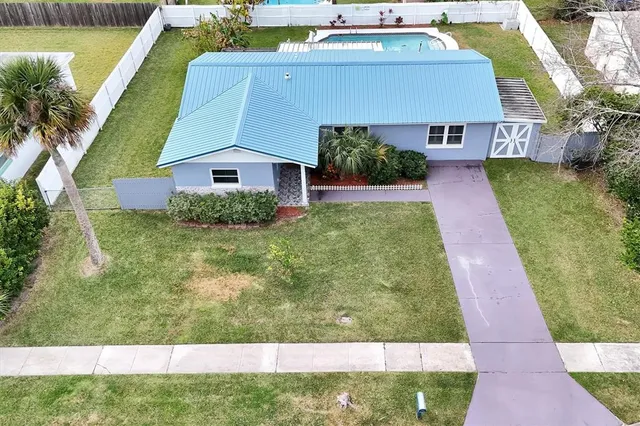 a view of house with garden