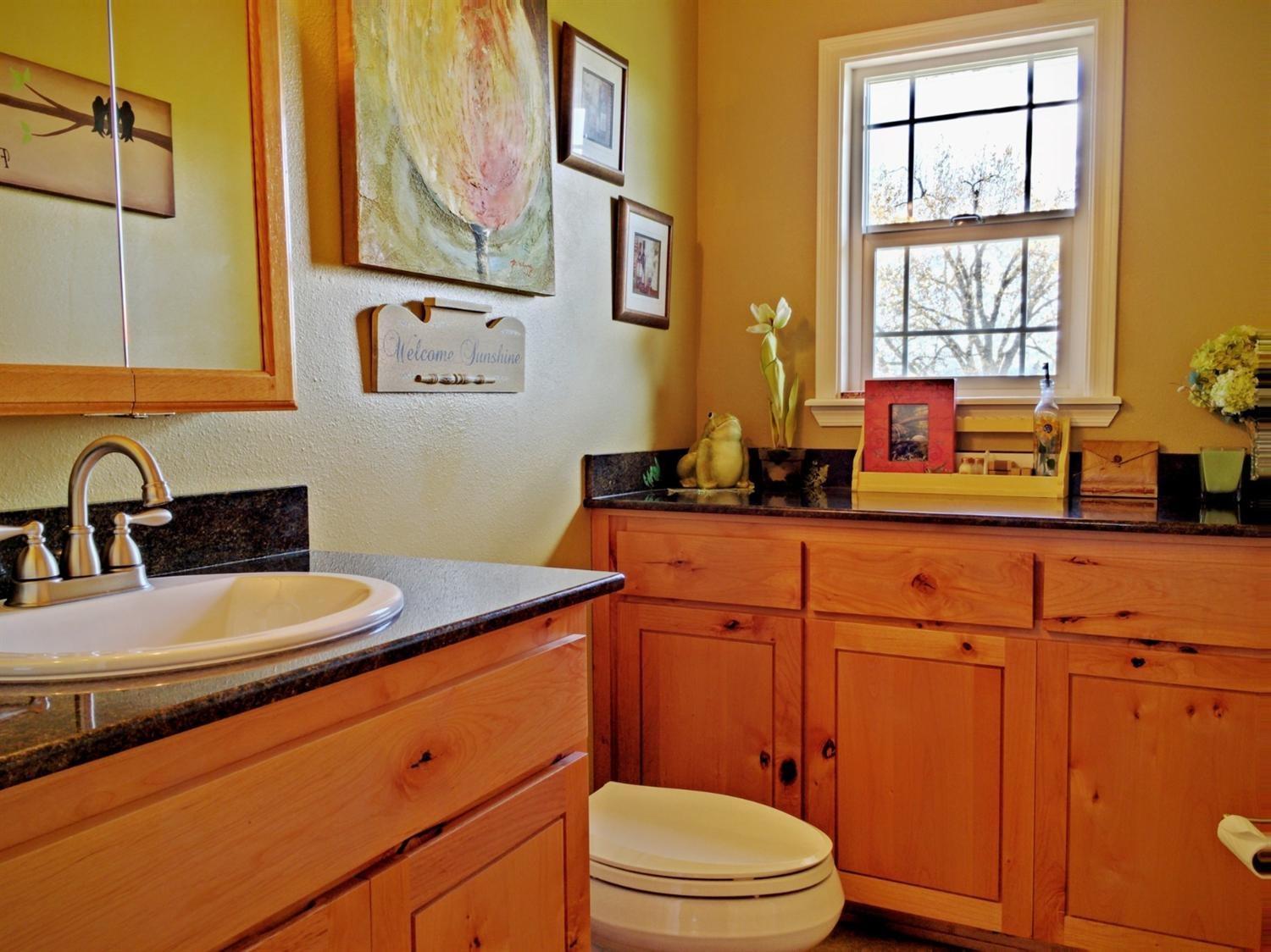 1753 Eagle Heights Road Eagle Point, OR 97524 - Photo 16 of 29 Half-bath off living room.