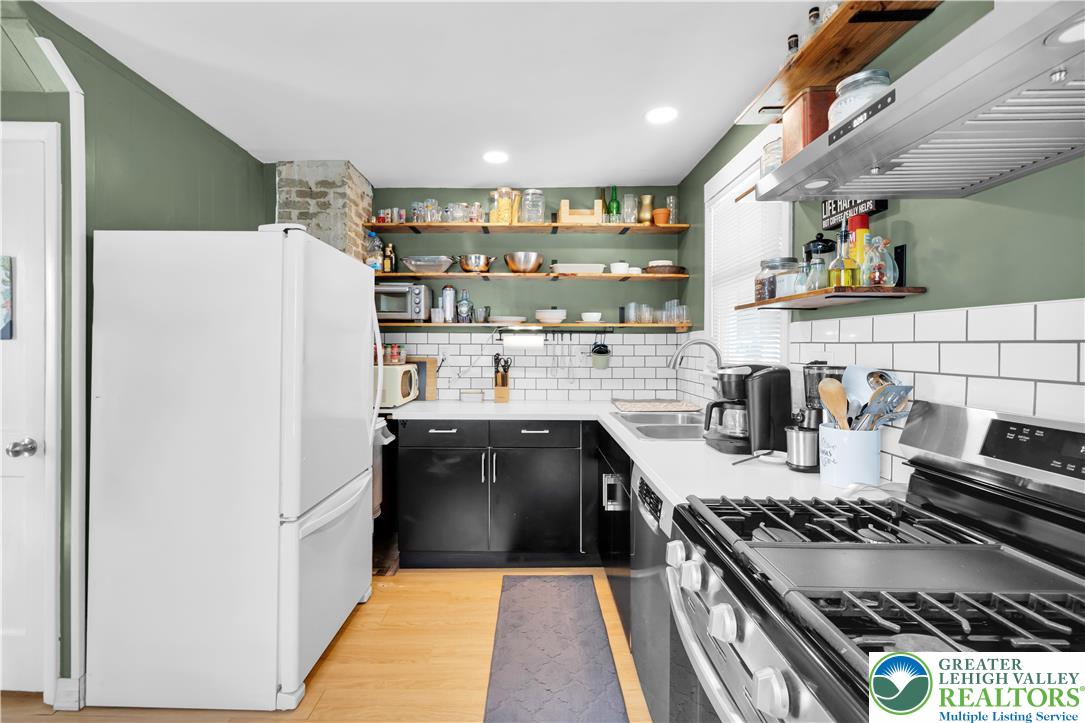 469 Birch Road Hellertown, PA 18055 - Photo 3 of 34