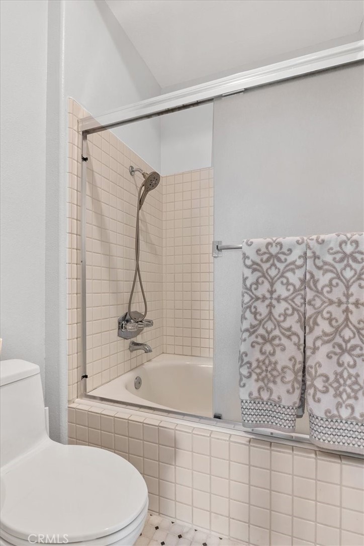 7 Centre Court Dana Point, CA 92629 - Photo 24 of 59 Bathtub and shower with skylight.