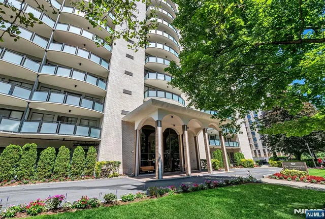 $300,000 | 125 Prospect Avenue, Unit 16C, Hackensack, NJ 07601