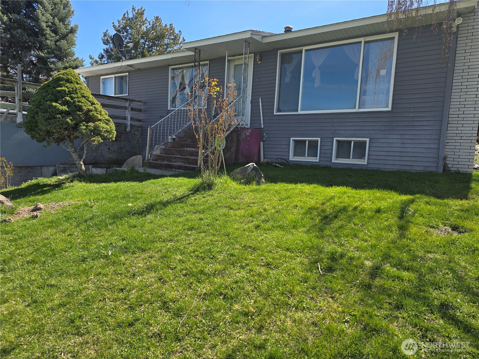 710 Adobe Way Selah, WA 98942 - Photo 2 of 24