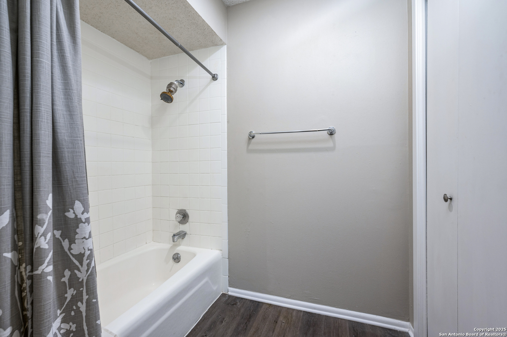 1819 Babcock Road, Unit 704 San Antonio, TX 78229 - Photo 20 of 28 a bathroom with a bathtub