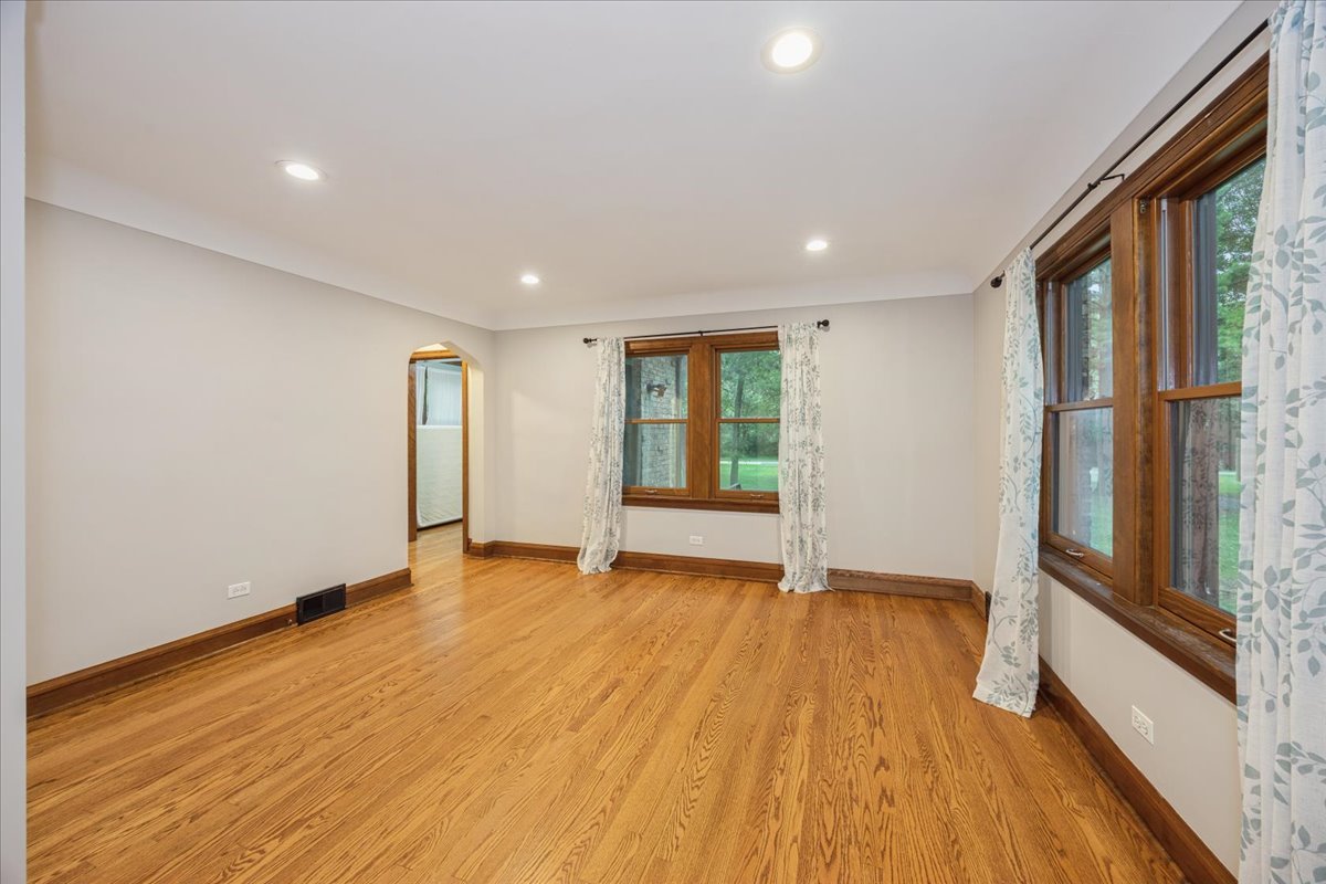9048 Maple Avenue Burr Ridge, IL 60527 - Photo 4 of 14 Gallery Image 4