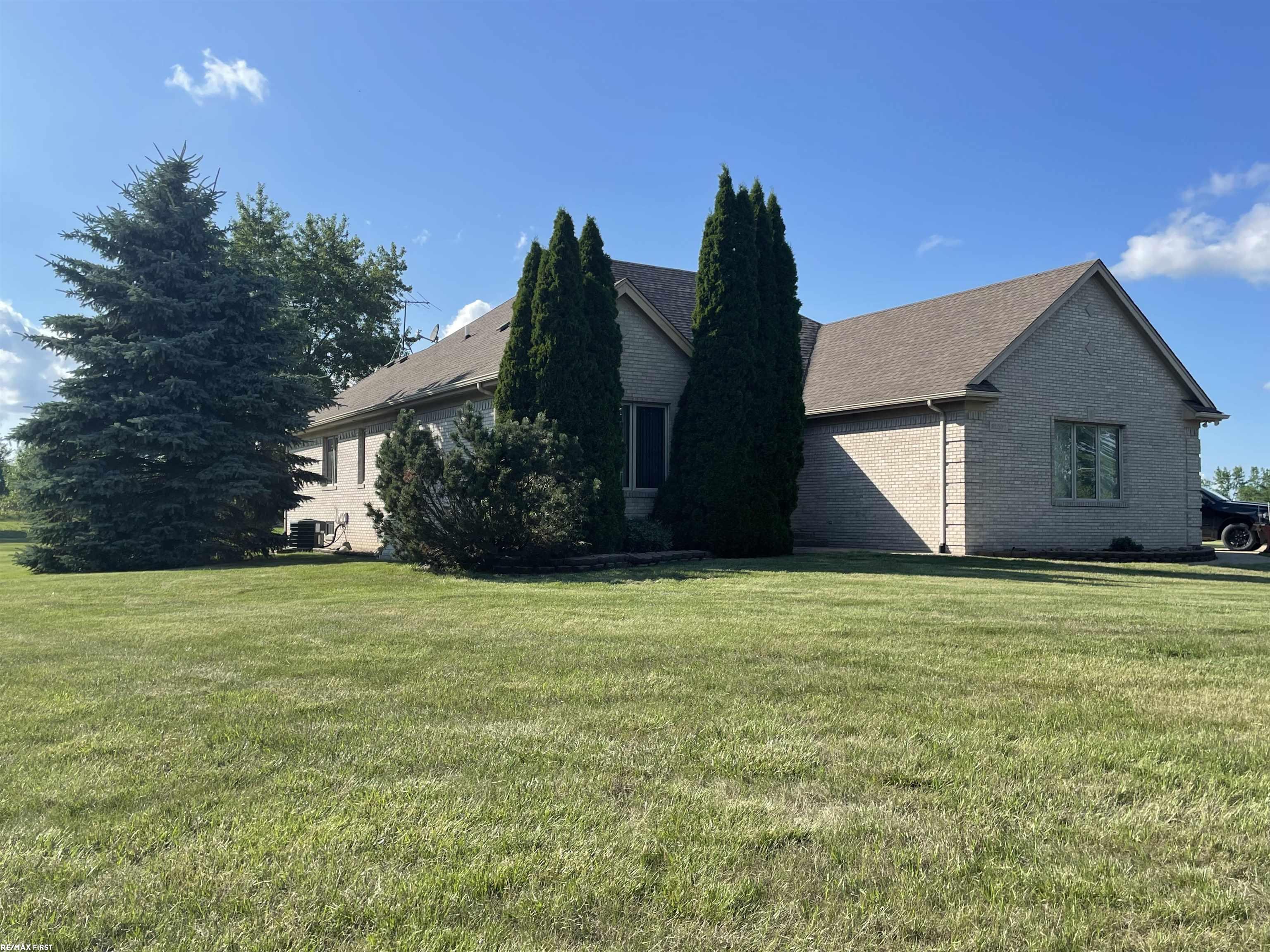 21537 Armada Ridge Road Armada, MI 48005 - Photo 4 of 48 50114374-3.JPG