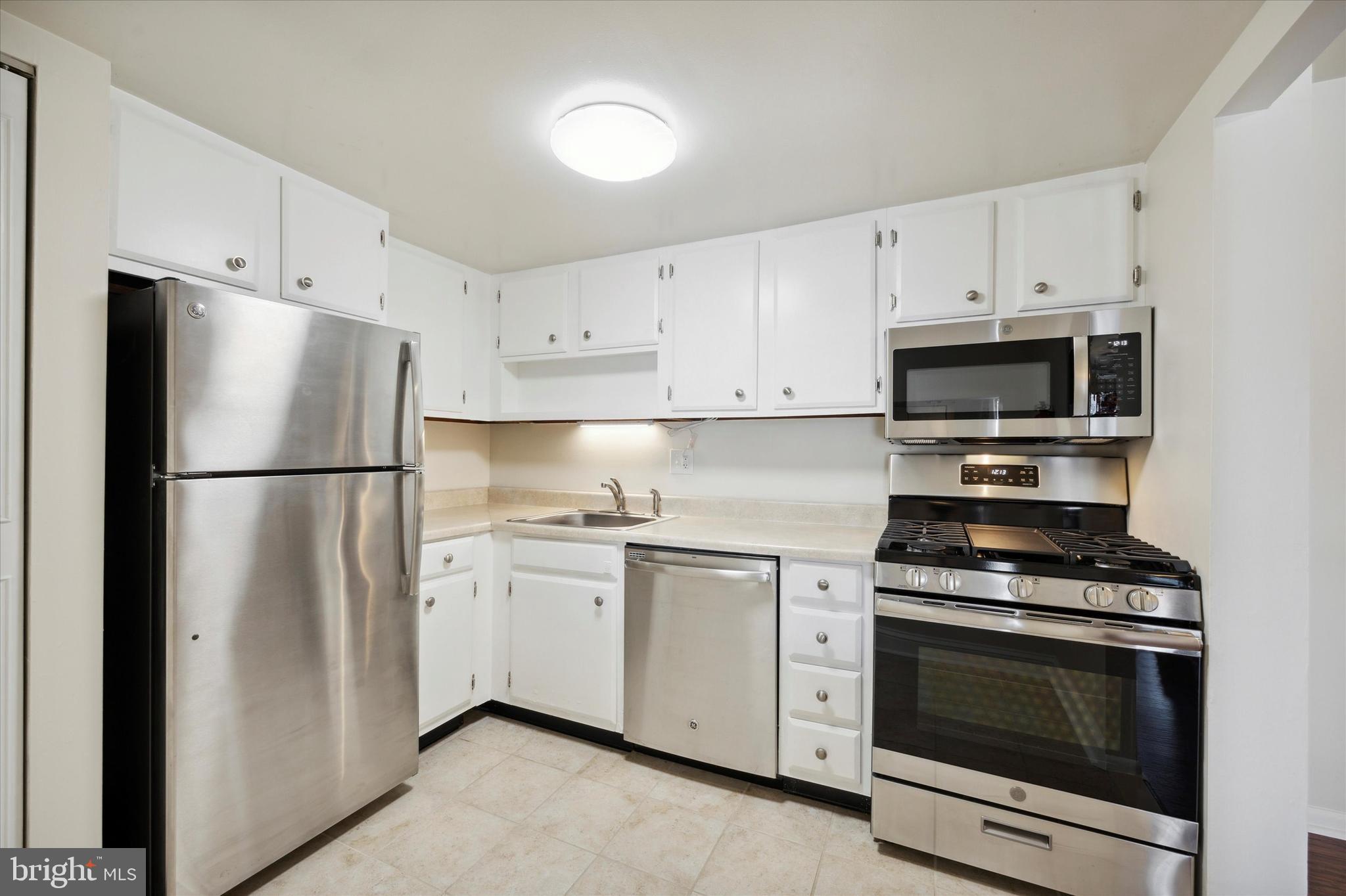 229 Old Forge Crossing Devon, PA 19333 - Photo 6 of 26 Kitchen w/stainless steel appliances, gas cooking