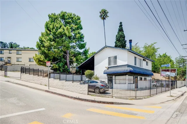 a view of a house with a small yard and plants