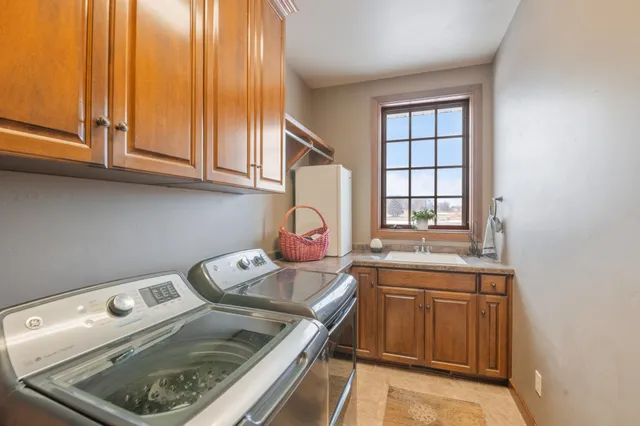 $749,900 | 581 Royal Saint Pats Drive, Wrightstown, WI 54180