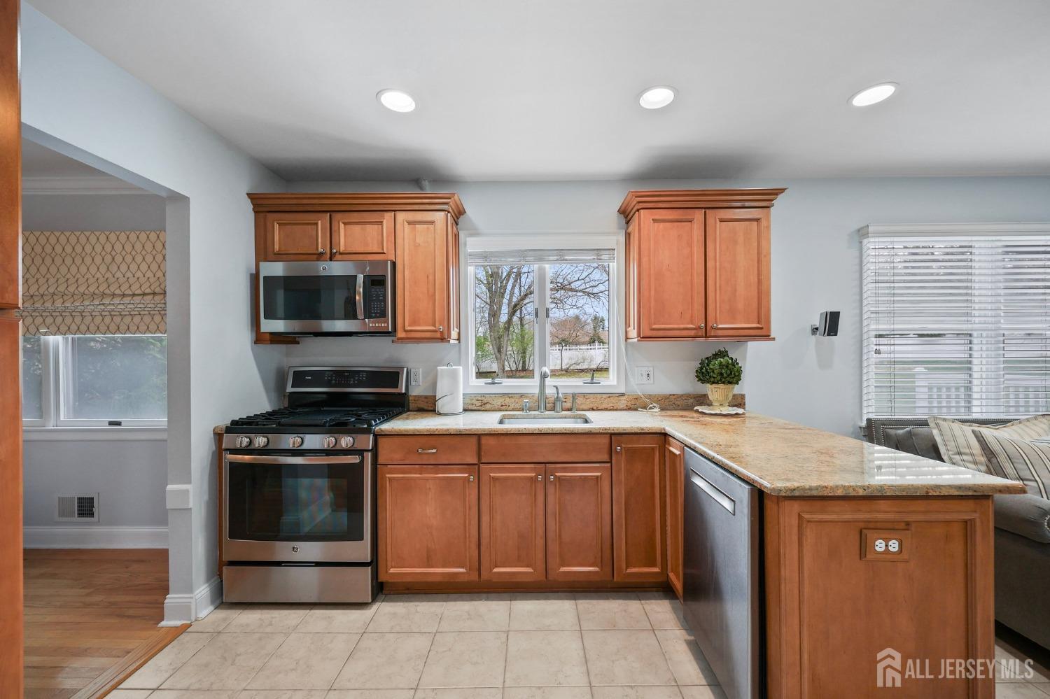 47 Landsdowne Road East Brunswick, NJ 08816 - Photo 9 of 35 Gallery Image 9