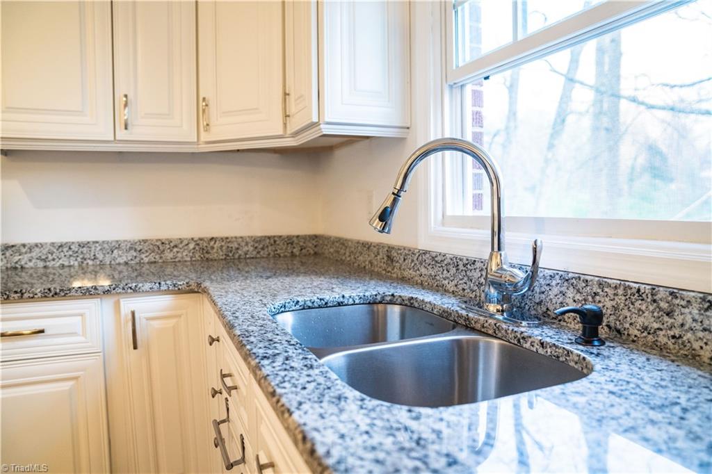 1203 Robinhood Road High Point, NC 27262 - Photo 11 of 30 Gallery Image 11