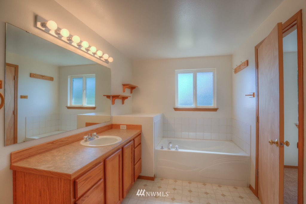 1022 Lookout Road Castle Rock, WA 98611 - Photo 14 of 23