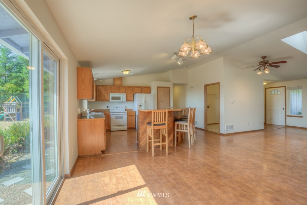 1022 Lookout Road Castle Rock, WA 98611 - Photo 10 of 23