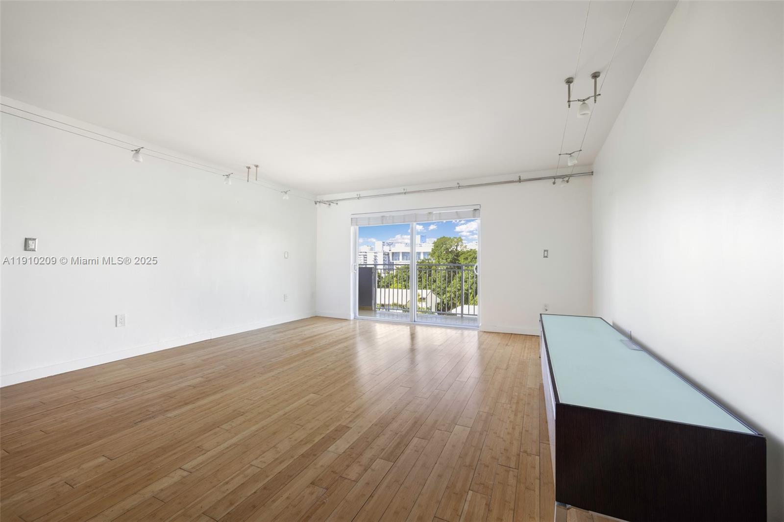 947 Lenox Avenue, Unit 501 Miami Beach, FL 33139 - Photo 5 of 21