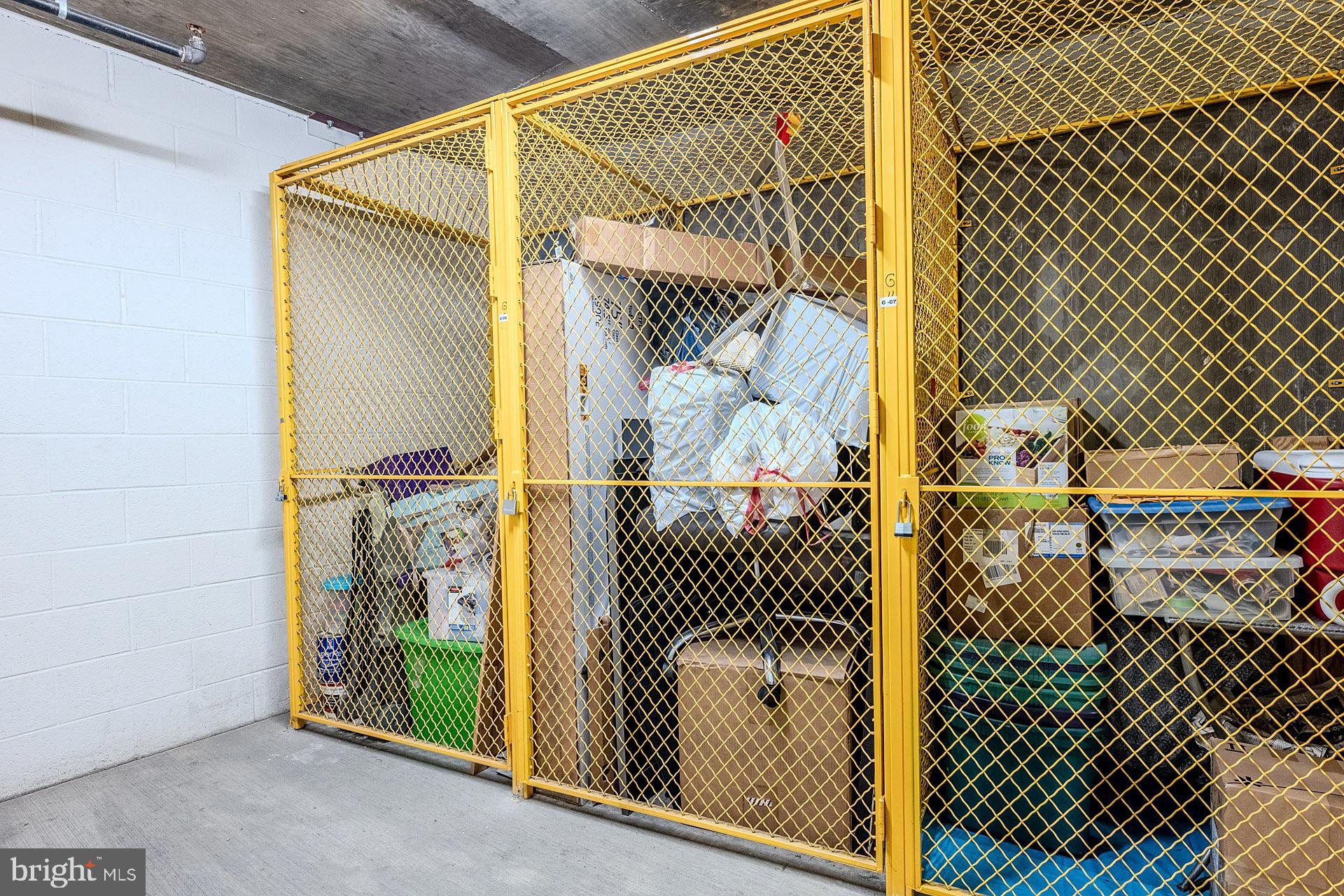 3650 South Glebe Road, Unit 460 Arlington, VA 22202 - Photo 35 of 38 a view of a house with wooden fence