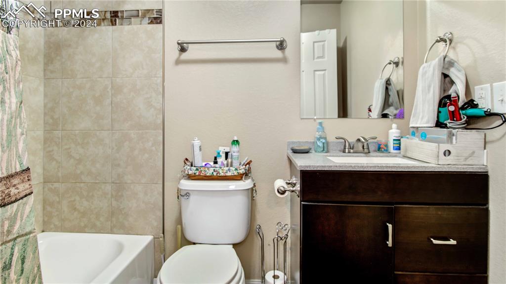 38115 Gieck Road Rush, CO 80833 - Photo 22 of 46 a bathroom with a sink a toilet and shower