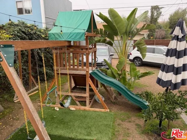 a view of a house with backyard