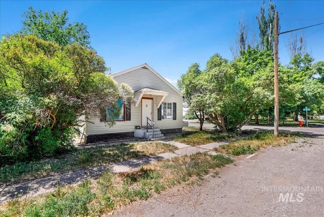 $315,000 | 202 East 2nd Street, Shoshone, ID 83352