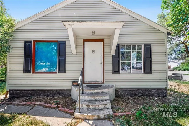 $315,000 | 202 East 2nd Street, Shoshone, ID 83352