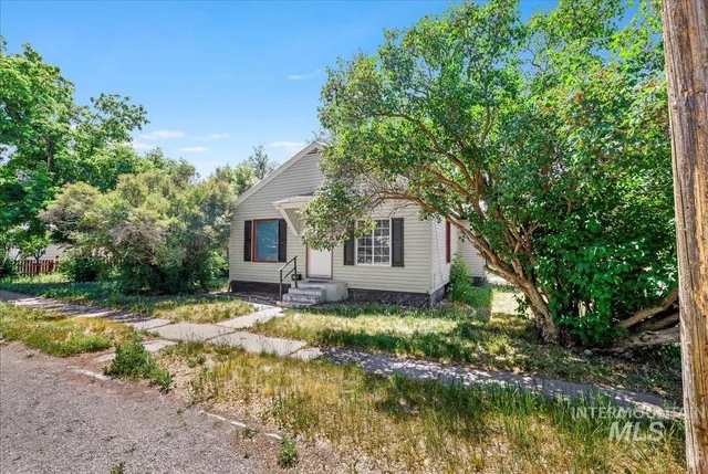 $315,000 | 202 East 2nd Street, Shoshone, ID 83352