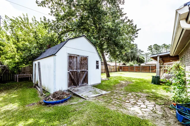 a view of backyard with a garden and trees