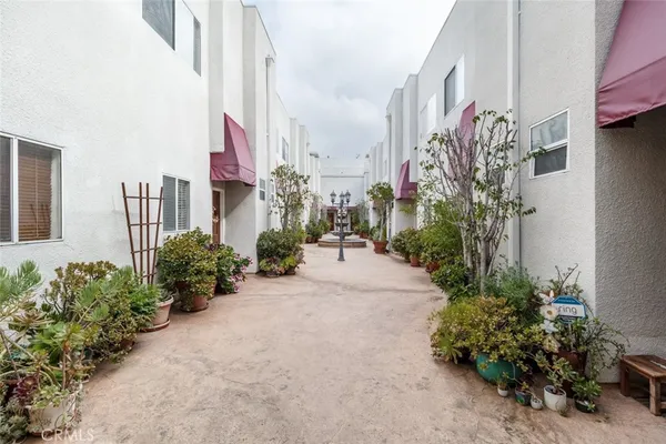 $3,650 | 14631 Dickens Street, Unit 7, Sherman Oaks, CA 91403