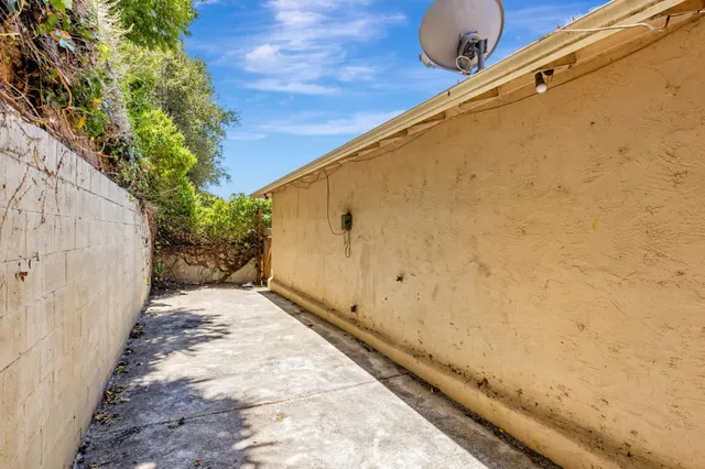 a view of a backyard