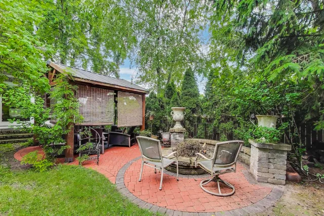 $949,000 | 1821 East Boulder Drive, Mount Prospect, IL 60056