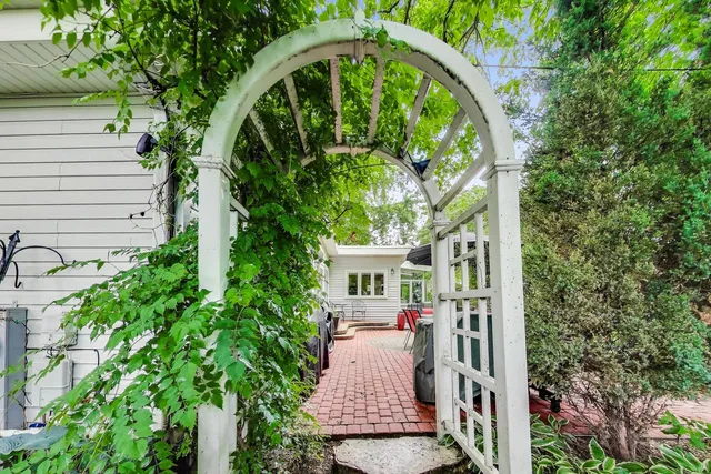 $949,000 | 1821 East Boulder Drive, Mount Prospect, IL 60056