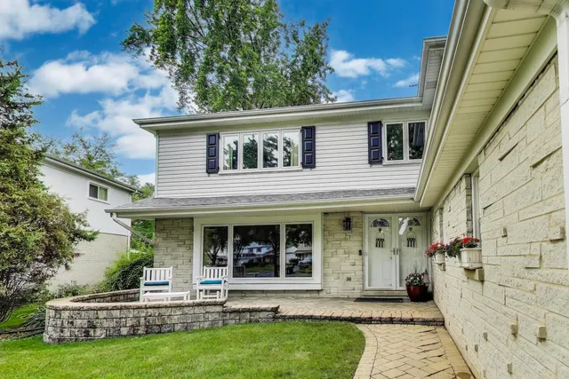 $949,000 | 1821 East Boulder Drive, Mount Prospect, IL 60056