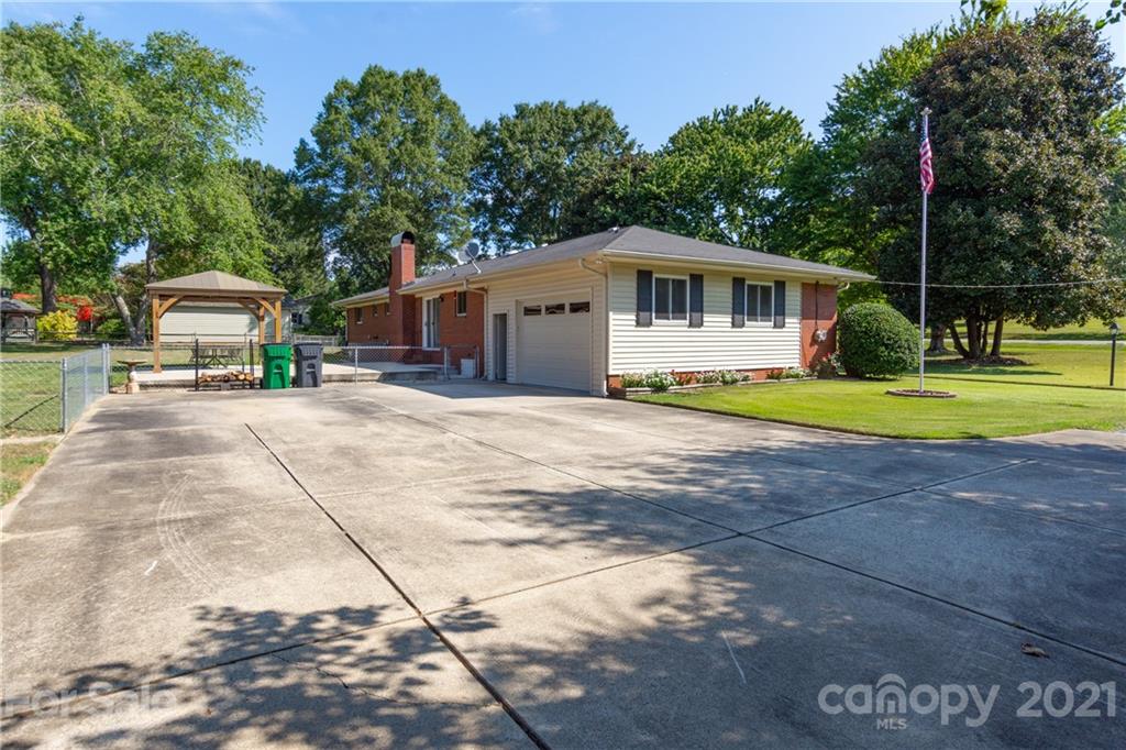 8717 Hood Road Charlotte, NC 28215 - Photo 6 of 27 Gallery Image 6