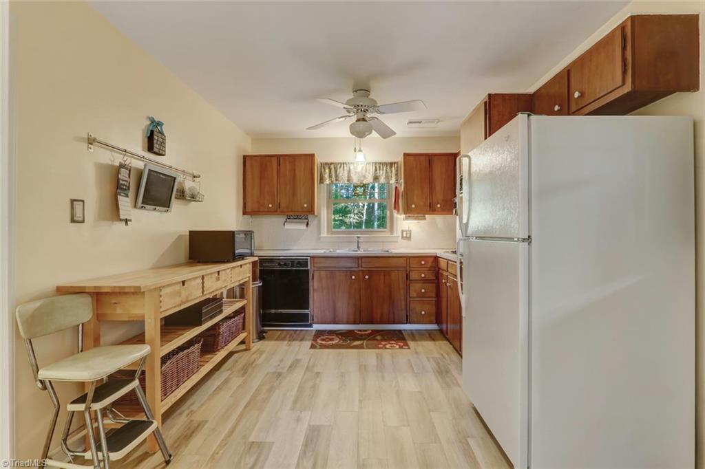 138 Penny Road Jamestown, NC 27282 - Photo 8 of 29